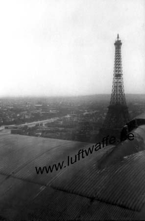 F-75000 Paris. 1940. Tour Eifel vue d'un Ju 52 (WL455).