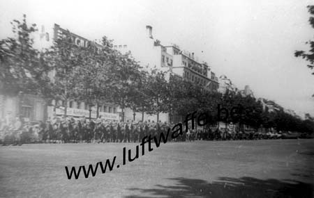 F-75000 Paris. 1942. Défilé sur les Champs Elysées (WH57)