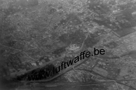 F-Pyrénées. 1943. Vue aérienne d'une ville (WL406)