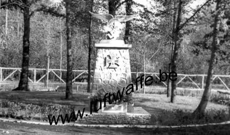F-02840 Athies. Cimetière. Monument (WL116)