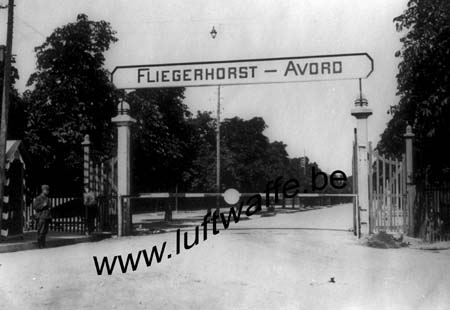 F-18520. Entrée de l'aérodrome 1940 (WL163)