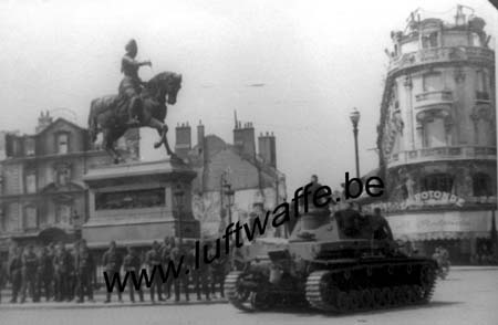 F-45000 Orléans. 1940. Parade (WL196)