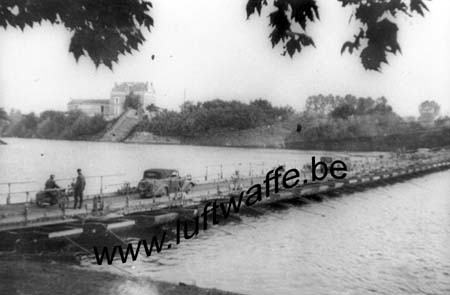 F-49290 Chalonnes. Pont de bateaux sur la Loire. Juin 40 (WH 14)