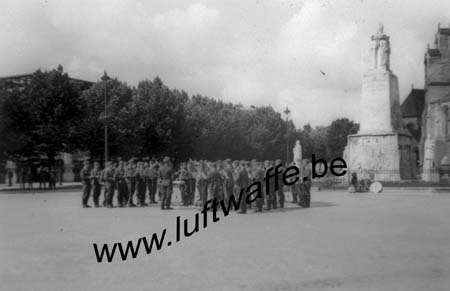 F-51100 Reims. 1942. Une clique (WL490)