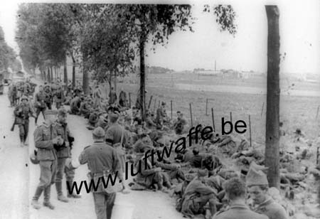 F-59400 Cambrai. PG se reposent sur route de Catillon.Mai 40 (WH14)