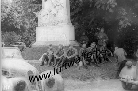 F-59400 Cambrai. Repos devant un monument. Mai 40 (WH14)