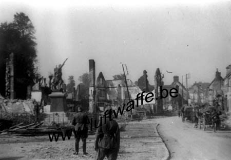 F-59500. Douai. Monument aux morts en mai 40 (WH3)