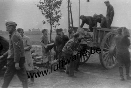 F-59780 Baisieux. Mai 40. Déchargement (WL447)