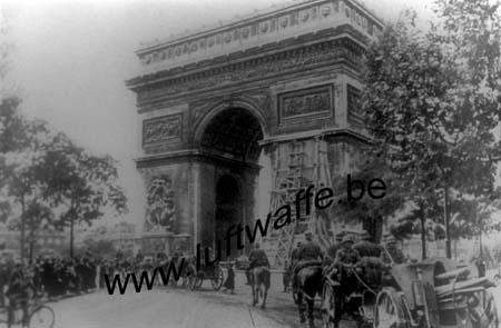 F-75000 Paris. 1940. Artillerie devant l'Arc de Triomphe (WH79)