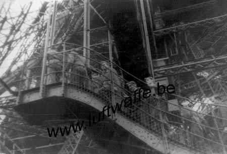 F-75000 Paris. 1940. Montée de la Tour Eifel (WL472)