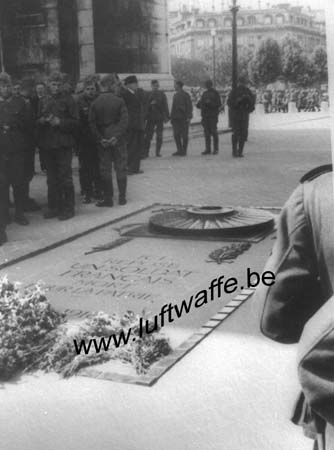 F-75000 Paris. 1940. Sous l'arc de triomphe (WL518)