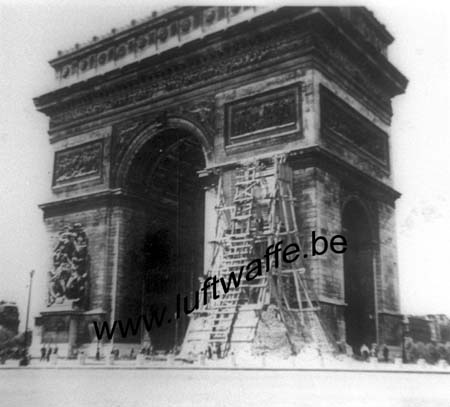 F-75000 Paris. L'arc de triomphe vers septembre 40 (WH92)