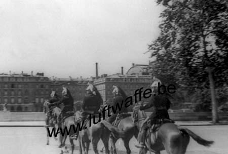 F-77000 Melun. Vers août 40. Cavaliers (WH77)