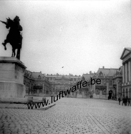 F-78000 Versailles. la cour du château vers septembre 40 (WH92)