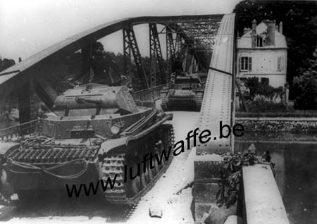 F-Mai-juin 40. Pz.II traversent la Seine (AR3)