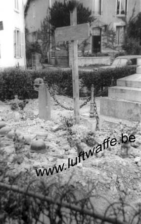 F-Nord de la France. Mai 40. Tombe allemande près d'un monument (B116)