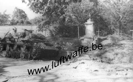 F-Nord de la France. Pz. III détruit près d'un monument (WH1)