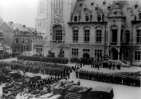 F-Octobre 40. Parade dans une ville de France (AR3)