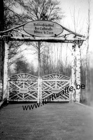 F-02840 Athies. 1941. Cimetière allemand (WL62)