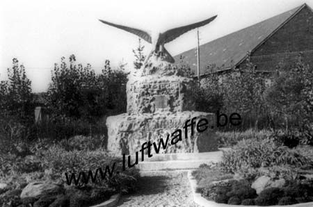 F-02840 Athies. 1942. Monument (WL15)