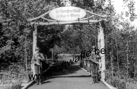 F-02840 Athies. Entrée du cimetière. 1944 (WL116)